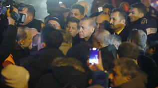 Başkan Erdoğan, Adana'da depremzedelere moral verdi