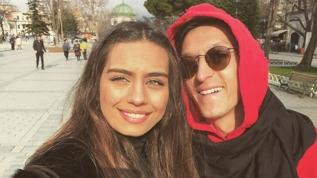 Mesut Özil ile Amine Gülşe'den aşk pozu