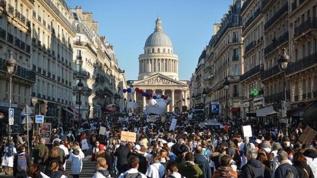 Fransa'da hükümete karşı sunulan gensoru önergesi reddedildi