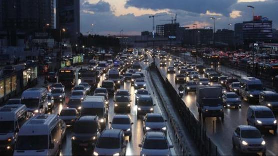 İstanbul trafiğinde 'yağış' etkisi: Yoğunluk yüzde 90'ı aştı