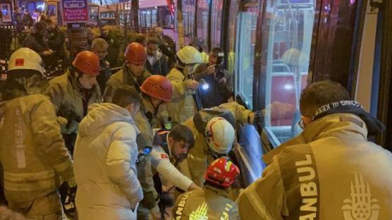 Cevizlibağ'da tramvayın çarptığı kişi ağır yaralandı