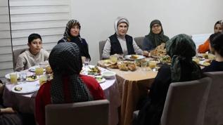 Emine Erdoğan, Başkentte depremzede ailenin evinde iftar yaptı