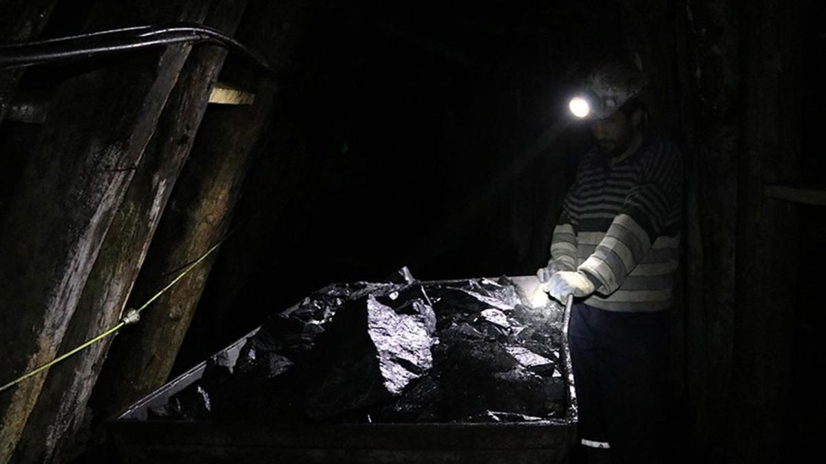 Maden işçileri ilk sahurlarını yerin metrelerce altında yaptı