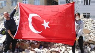 Hataylı esnaf çöken dükkanının enkazına Türk bayraklarını çıkarmak için döndü