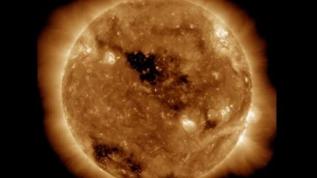Güneş'te 20 dünya büyüklüğünde delik gözlemlendi