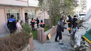 Konya'da yalnız yaşayan kadının evinden 5 kamyon çöp çıkarıldı