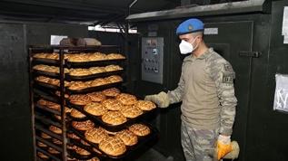 Mehmetçik Kahramanmaraş'ta depremzedeler için ekmek ve ramazan pidesi üretiyor