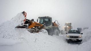 Şırnak'ta tipi nedeniyle yolda mahsur kalan 20 araç, karla mücadele ekiplerince kurtarıldı