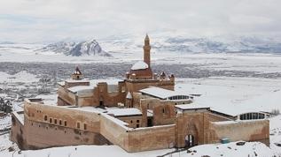 İshak Paşa Sarayı karlı manzarasıyla ziyaretçilerini ağırlıyor