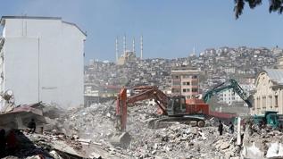 Kahramanmaraş'ta bina yıkım ve enkaz kaldırma çalışmaları devam ediyor