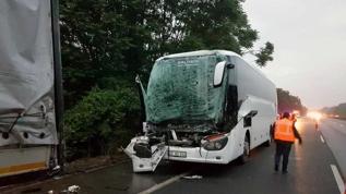 AK Partili seçmenleri taşıyan otobüs tıra çarptı: 22 yaralı