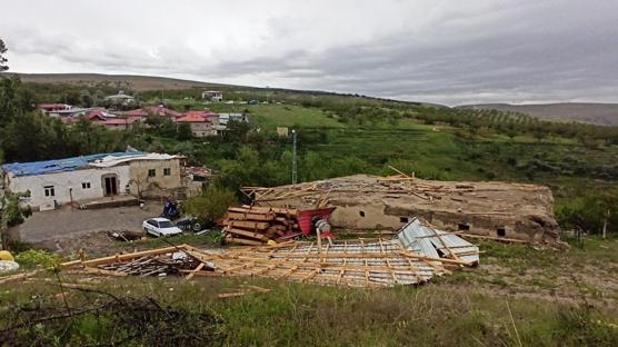 Kahramanmaraş'ta fırtına: Ev ve ahırların çatısı uçtu