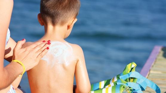 Anne babalar dikkat: Bebeklerde ilk 6 aydan önce güneş kremi kullanmayın