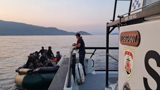 İzmir açıklarında, 17 düzensiz göçmen kurtarılarak karaya çıkarıldı, yasa dışı yollarla yurt dışına geçmek isteyen 25 düzensiz göçmen yakalandı