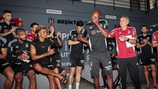 Beşiktaş, tecrübeli futbolcusu Atiba Hutchinson'a veda etkinliği düzenledi