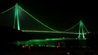 İstanbul'da iki köprü "skolyoz farkındalığı" için ışıklandırıldı