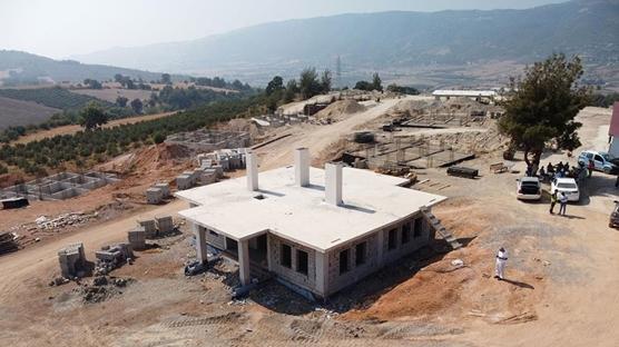 Osmaniye'nin Hasanbeyli ilçesinde depremzedeler için köy evlerinin yapımı sürüyor