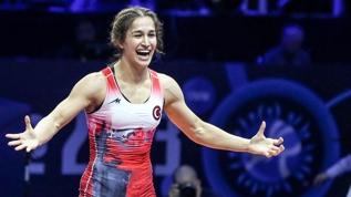 Buse Tosun Çavuşoğlu, 2023 Dünya Güreş Şampiyonası'nda kadınlar 68 kiloda altın madalya kazandı