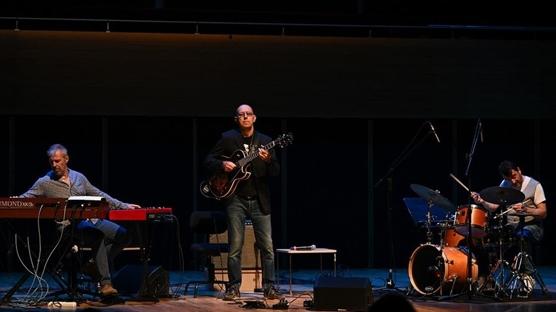 İtalyan gitarist Zeppetella, İzmir Avrupa Caz Festivali'nde konser verdi