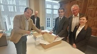 Hollanda'daki Türkiye'ye ait tarihi antik taş parçası teslim alındı