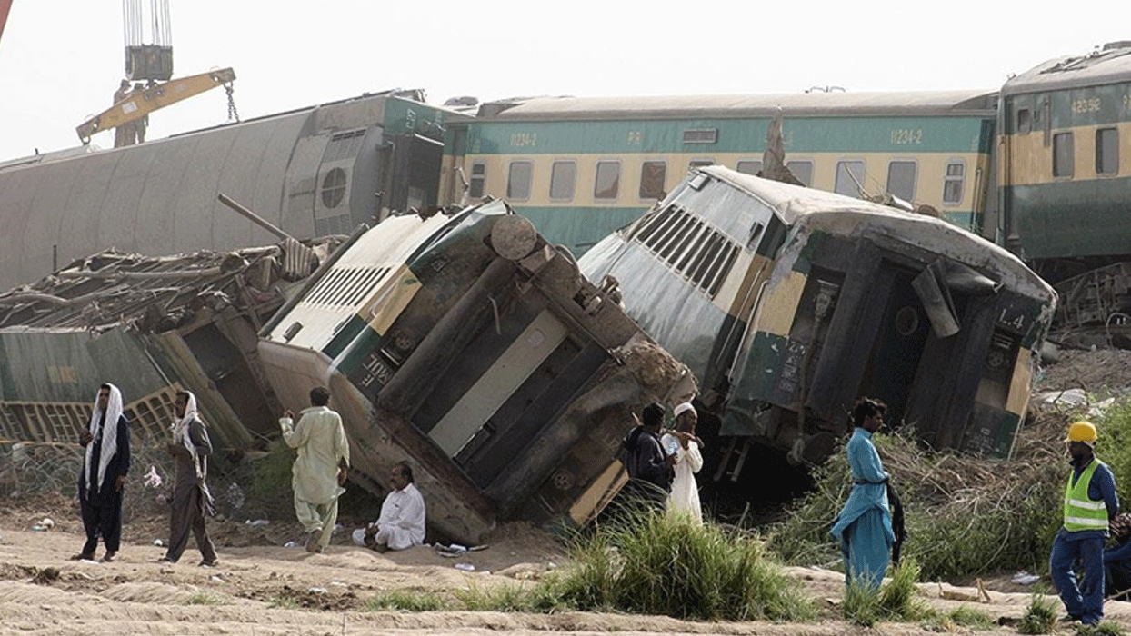 Pakistan'da iki tren çarpıştı: 31 kişi yaralandı