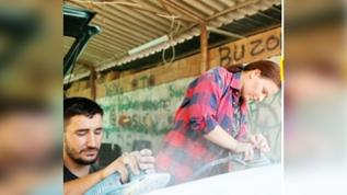 Çırak bulamayan eşi için kaportacı oldu