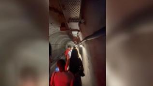 İstanbul'da metro hatlarındaki arıza nedeniyle yolcular raylarda yürüdü