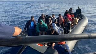 İzmir açıklarında 135 göçmen yakalandı