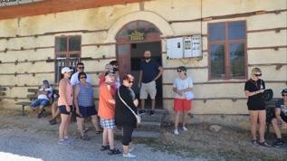 17 kişilik köye turist akını