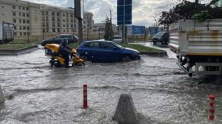 İstanbul'da araçlar yolda kaldı... Sağanak yağış caddeleri göle çevirdi