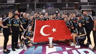 Süper Kupa'yı kazanan Şampiyon Fenerbahçe, yurda döndü