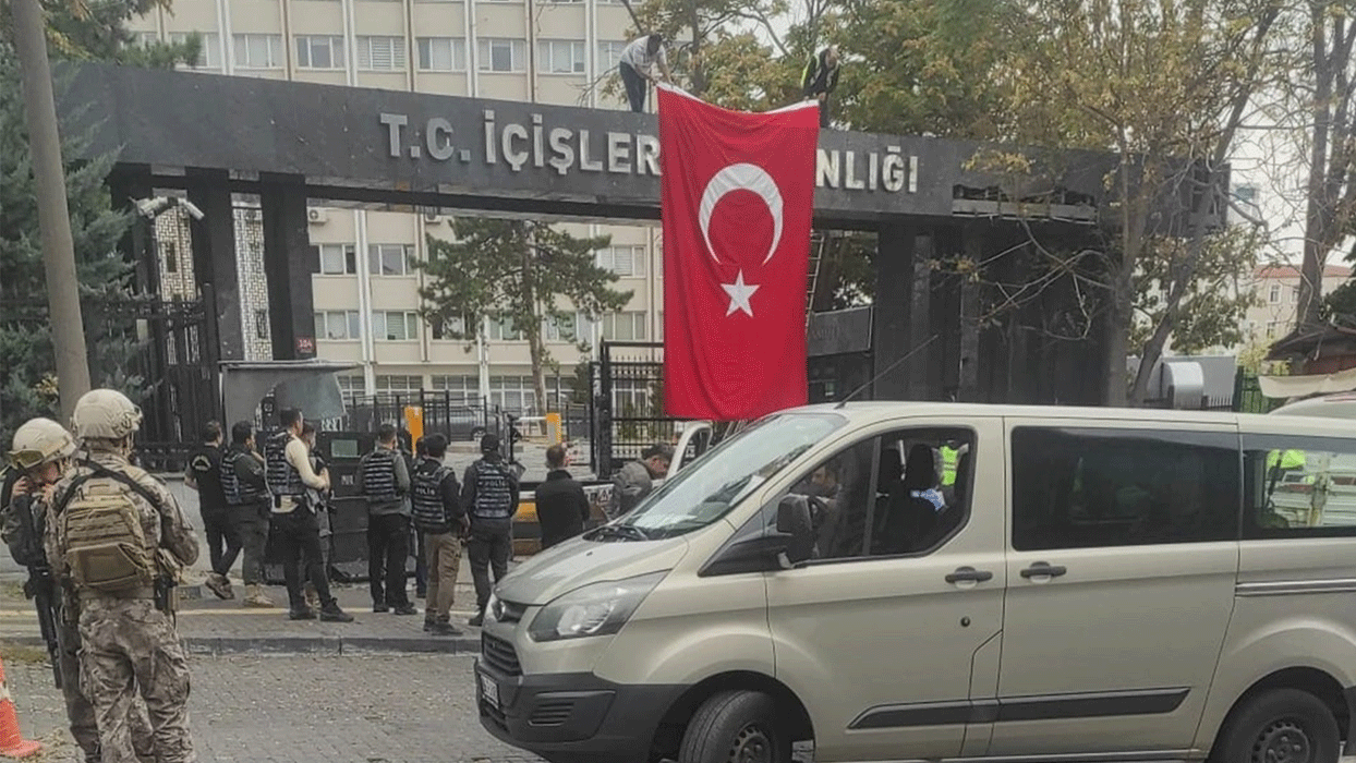 Ankara'da alçak saldırının olduğu İçişleri Bakanlığı Emniyet Genel Müdürlüğü giriş kapısı önüne Türk bayrağı asıldı