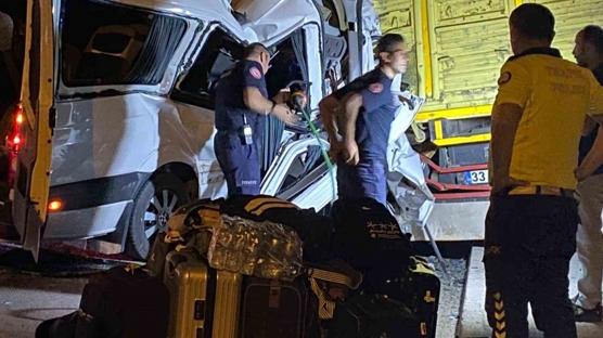 Antalya'da can pazarı! Tur minibüsü kamyona çarptı: 2 ölü, 9 yaralı