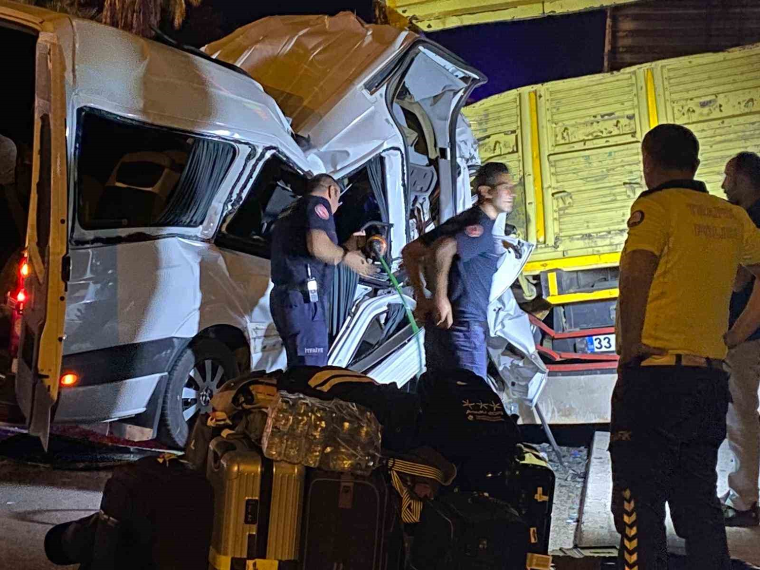 Antalya'da can pazarı! Tur minibüsü kamyona çarptı: 2 ölü, 9 yaralı