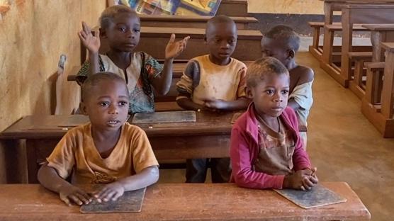 Kamerun'da yüz binlerce çocuk eğitim alamıyor