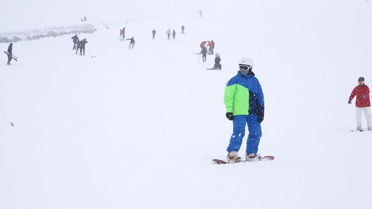 Kayak merkezlerinde en fazla kar kalınlığı 179 santimetreyle Hakkari'de ölçüldü