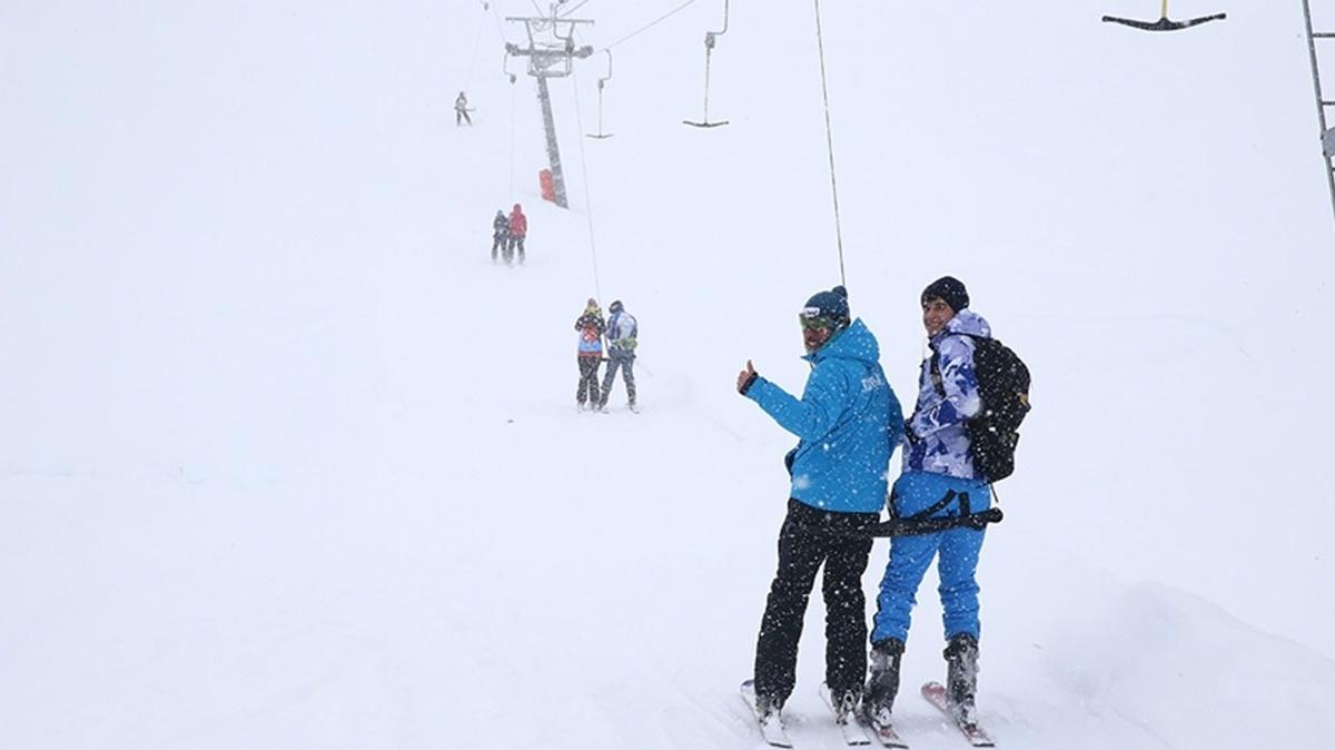 Kayak merkezlerinde en fazla kar kalınlığı 172 santimetreyle Hakkari'de ölçüldü