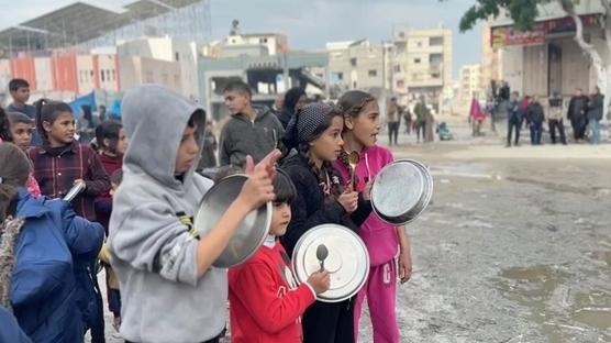 İsrail saldırıları altındaki Gazze'de çocuklar yaşanan gıda kıtlığını protesto etti