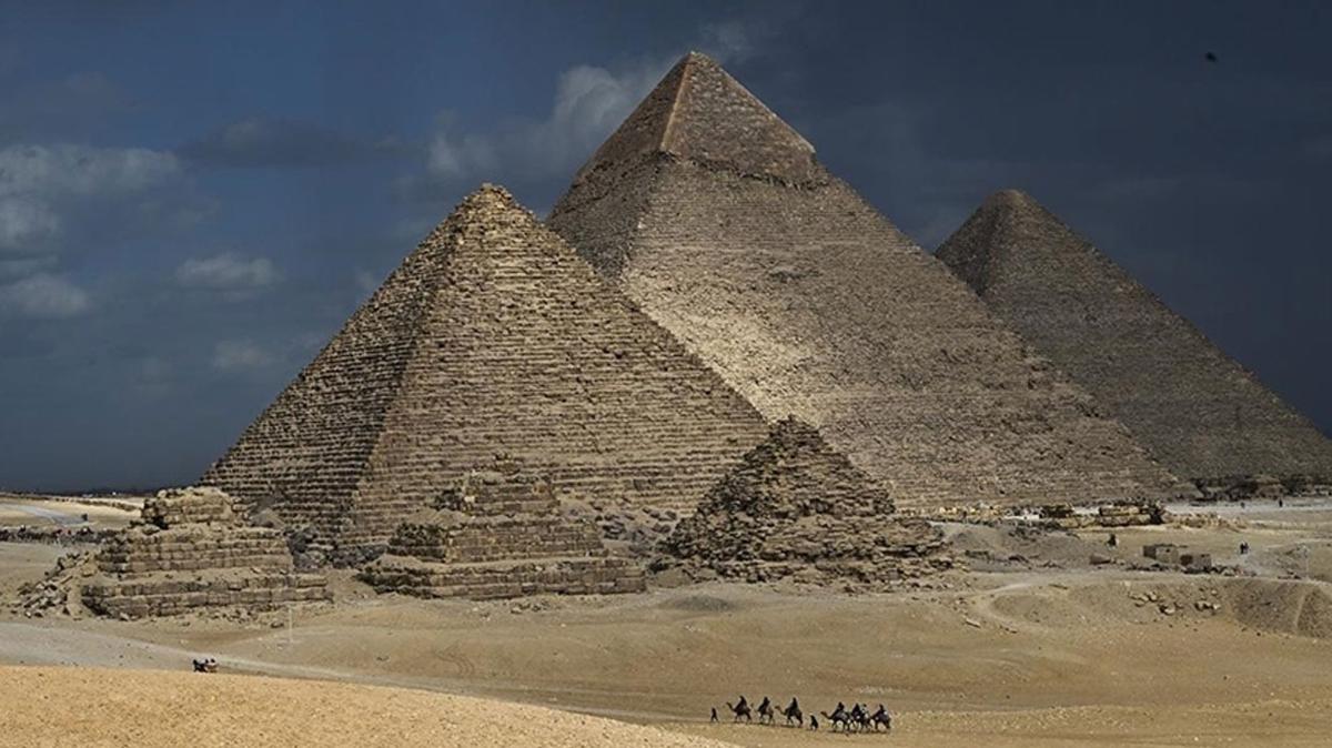 Mısır'da turistlerin çekim noktası: Giza piramitleri