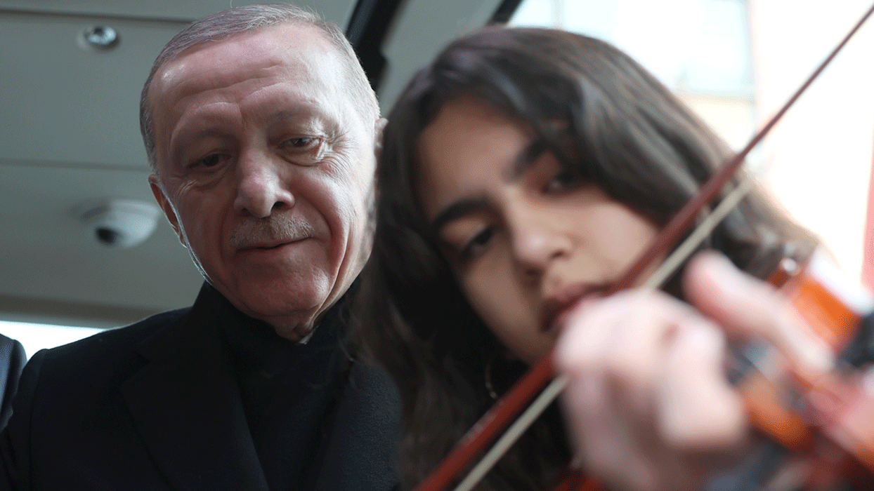 Başkan Erdoğan, Denizli'de keman çalan öğrenci ile sohbet etti 