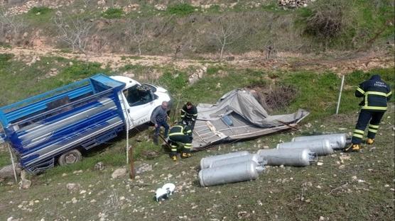 Siirt'te tüp kamyoneti devrildi: 2 yaralı