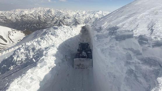 Hakkari'de kar nedeniyle kapanan üs bölgesinin yolu bir haftada açıldı