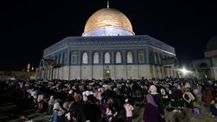 Binlerce Müslüman işgal altındaki Doğu Kudüs'te bulunan Mescid-i Aksa'da son teravih namazına saf tuttu