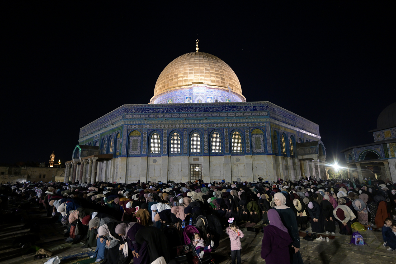 Binlerce Müslüman işgal altındaki Doğu Kudüs'te bulunan Mescid-i Aksa'da son teravih namazına saf tuttu
