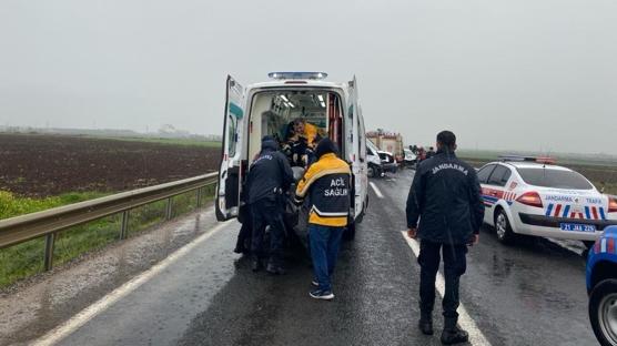Diyarbakır'da otomobil ile minibüs çarpıştı: 3 ölü, 5 yaralı