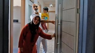 Adıyamanlı depremzede Yücel ailesine yeni evleri teslim edildi