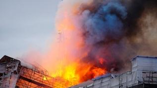 Danimarka'da tarihi binada yangın!