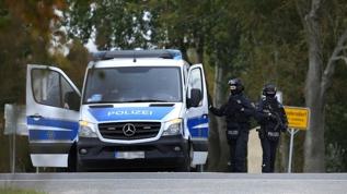 Almanya'da rüşvetle "ülkede oturma izni sağlayan" kaçakçılık çetesi çökertildi
