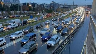 İstanbul'da yağışlı havanın da etkisiyle trafik yoğunluğu yaşanıyor