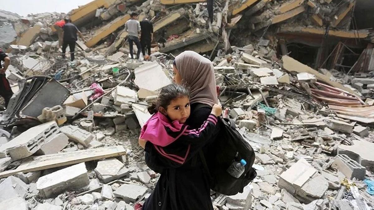 Bölge sakinleri, İsrail'in Nusayrat Mülteci Kampı'nda geride bıraktığı yıkım karşısında "şok" geçirdi